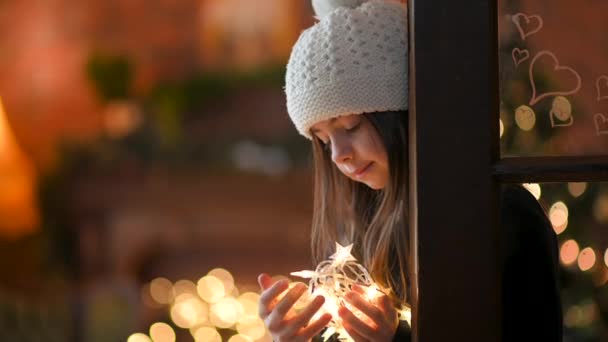 Happy Cute Girl Holding Bright Festive Garlands Her Hands Dreaming — Vídeo de Stock