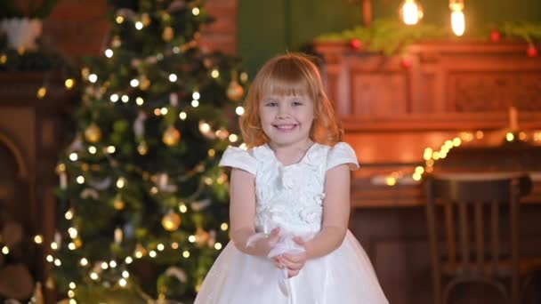 Uma Menina Bonita Vestido Branco Está Jogando Quarto Contra Fundo — Vídeo de Stock