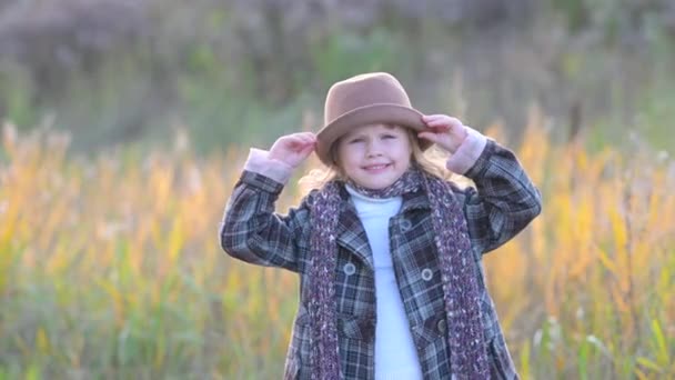 Aranyos Kislány Kabátban Kalapban Sétál Réten Nevet Játszik Kamerába Néz — Stock videók