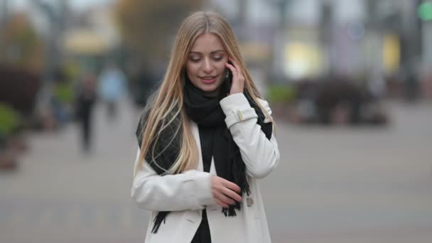 Piękna Młoda Blondynka Płaszczu Komunikuje Się Przez Telefon Stojąc Ulicy — Wideo stockowe
