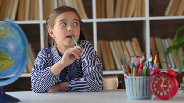 Ung Skolflicka Sitter Vid Bordet Skrivbord Biblioteket Eller Hem Mediterar — Stockvideo