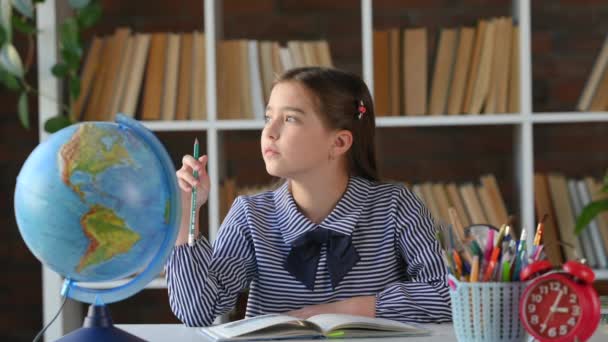 Mladý Hispánec Student Základní Školy Píše Sešitu Úkoly Školačka Studium — Stock video