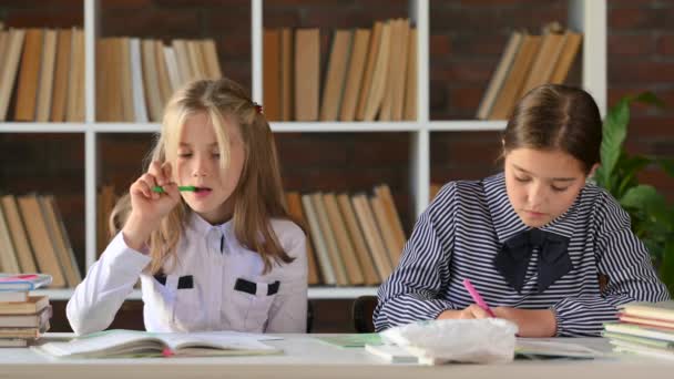 Retrato Colegialas Sentadas Escritorio Mesa Biblioteca Casa Haciendo Los Deberes — Vídeo de stock