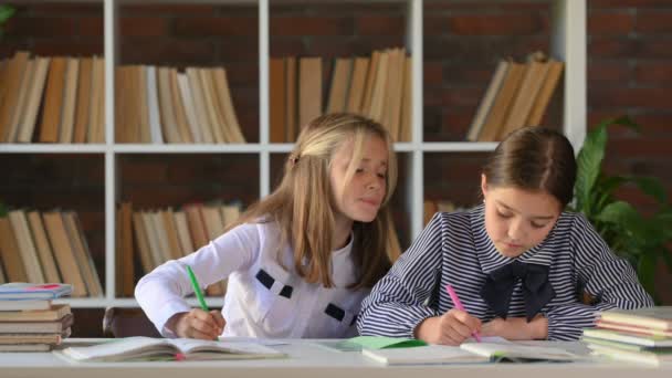 Portret Van Jonge Schoolmeisjes Die Aan Tafel Zitten Bibliotheek Thuis — Stockvideo