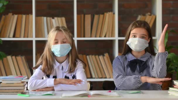 Retrato Jovens Alunas Máscaras Protetoras Sentadas Uma Mesa Olhando Para — Vídeo de Stock