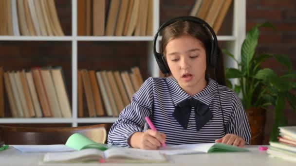 Retrato Una Niña Sentada Una Mesa Haciendo Deberes Escribiendo Cuaderno — Vídeo de stock