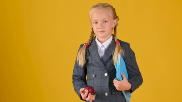 Retrato Una Colegiala Adolescente Uniforme Escolar Con Una Mochila Libros — Vídeo de stock