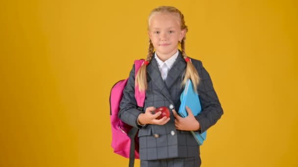 Porträt Einer Schülerin Teenageralter Schuluniform Mit Rucksack Und Büchern Der — Stockvideo