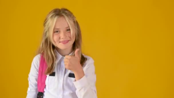 Щаслива Усміхнена Блондинка Підліток Стрибає Рамку Показує Великі Пальці Фоні — стокове відео
