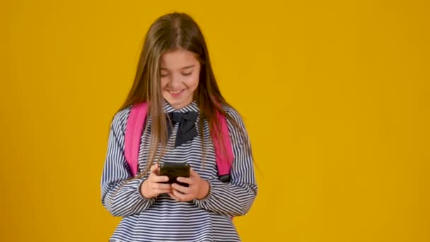 Aranyos Lány Sms Telefonba Sárga Háttérrel Technológia Kommunikációs Koncepció — Stock videók