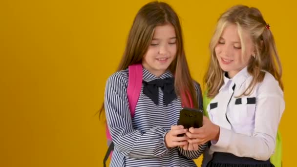 Okul Üniformalı Iki Kız Öğrenci Arkadaş Sırt Çantalı Akıllı Telefon — Stok video