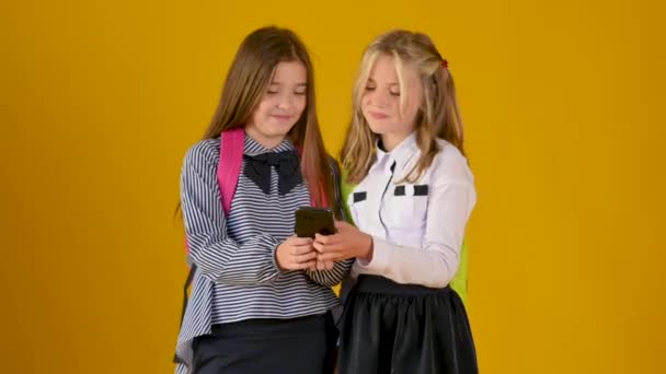 Due Studentesse Uniforme Scolastica Con Gli Zaini Usano Uno Smartphone — Video Stock