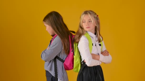 Duas Alunas Uniformes Escolares Com Mochilas São Ofendidas Vire Maquiagem — Vídeo de Stock