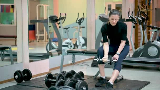 Atleta Joven Haciendo Ejercicio Brazo Con Peso Entrenamiento Gimnasio Chica — Vídeo de stock