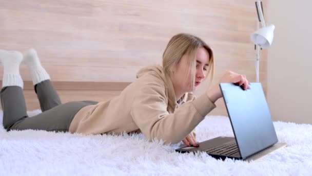 Trabalho Online Distância Jovem Freelancer Trabalha Laptop Casa Sua Cama — Vídeo de Stock