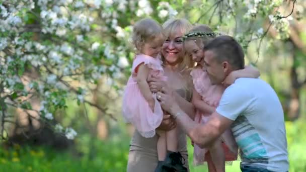 Retrato Una Familia Feliz Parque Florido Hermosa Familia Juega Contra — Vídeos de Stock