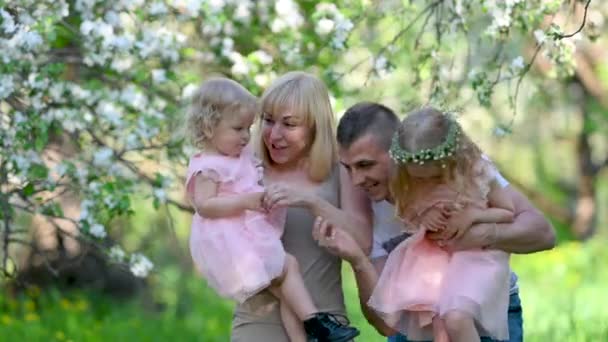 Retrato Una Familia Feliz Parque Florido Hermosa Familia Juega Contra — Vídeos de Stock