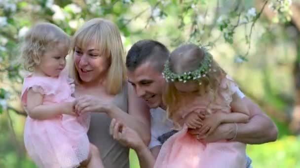 Retrato Una Familia Feliz Parque Florido Hermosa Familia Juega Contra — Vídeos de Stock