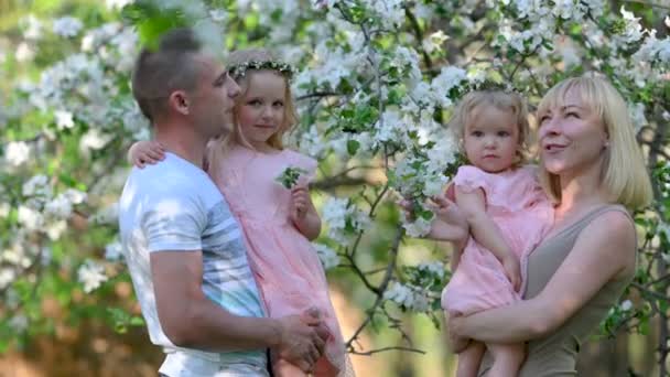 Retrato Una Familia Feliz Parque Florido Hermosa Familia Juega Contra — Vídeo de stock
