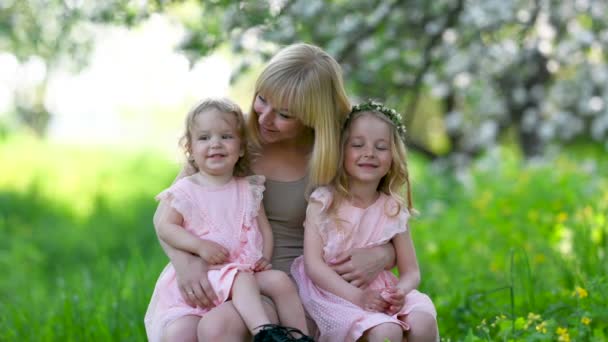 Ευτυχισμένη Μαμά Μικρές Κόρες Ένα Όμορφο Ανοιξιάτικο Πάρκο Αδερφές Κάθονται — Αρχείο Βίντεο