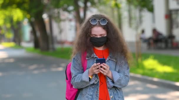 งสาวท าสนใจในหน ากากป องก นบน City Street Communicates บนสมาร ทโฟน — วีดีโอสต็อก