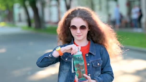 Mladá Dívka Slunečních Brýlích Pije Vodu Plastové Láhve Při Procházce — Stock video