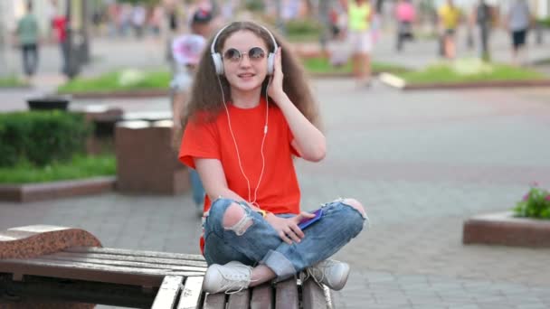 Young Attractive Smiling Girl City Street Escucha Música Usando Smartphone — Vídeo de stock