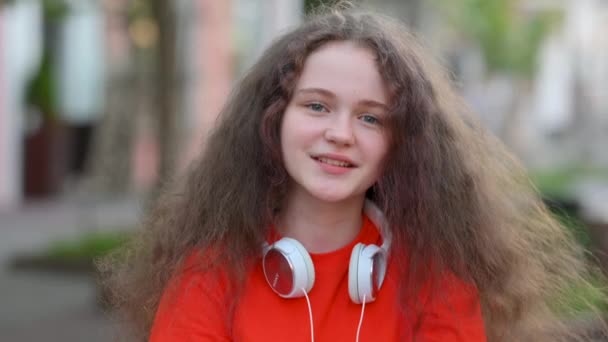 Menina Escola Adolescente Muito Europeu Com Fones Ouvido Olhando Para — Vídeo de Stock
