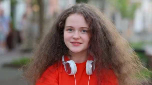 Mooie Europese Tiener Schoolmeisje Met Koptelefoon Kijkend Naar Camera Die — Stockvideo