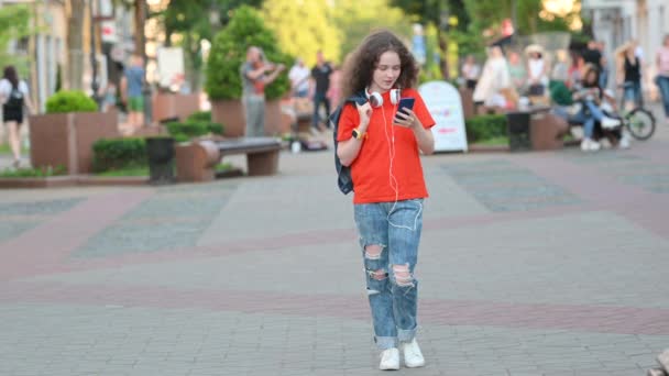 Mladá Atraktivní Dívka Walking Street City Komunikuje Smartphone Dívka Sluchátky — Stock video