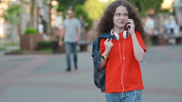 Mladá Atraktivní Dívka Walking Street City Komunikuje Smartphone Dívka Sluchátky — Stock video