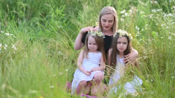 Mamma Med Underbara Små Döttrar Som Vilar Parken Begreppet Lycklig — Stockvideo