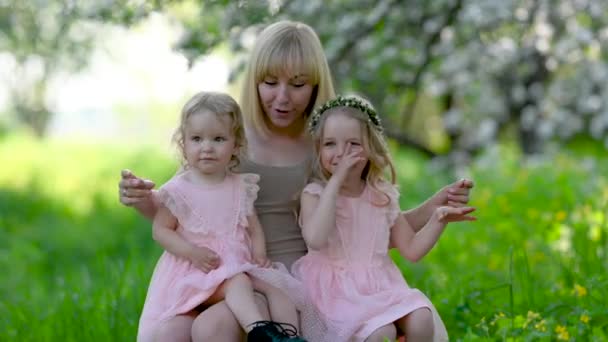 妈妈和可爱的小女儿们在公园里休息 快乐家庭与童年的概念 — 图库视频影像