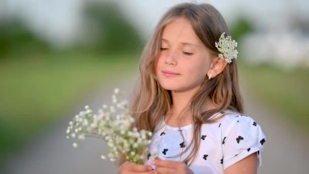 Portret Słodkiej Dziewczyny Wieku Szkolnym Parku Wieczornym Piękna Dziewczyna Sukience — Wideo stockowe