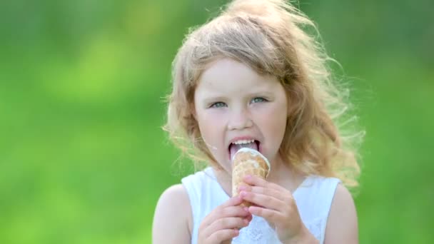 Little Cute Girl Białej Sukni Letniej Korzystających Pyszne Lody Dzieciak — Wideo stockowe