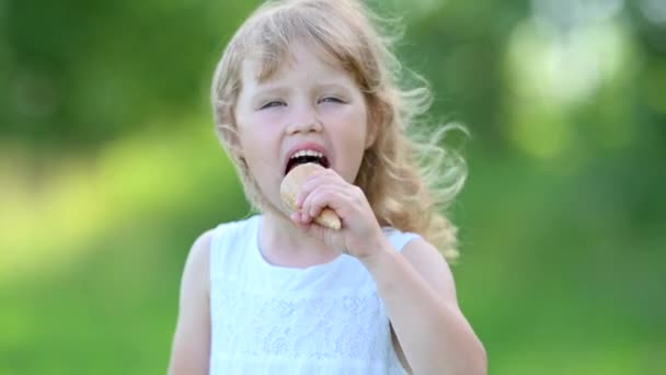 Маленька Мильна Дівчинка Білому Літньому Вбранні Яка Втішає Смачне Морозиво — стокове відео