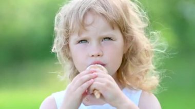 Lezzetli dondurma yeme iştahı olan küçük sarışın kız. Mutlu çocukluk