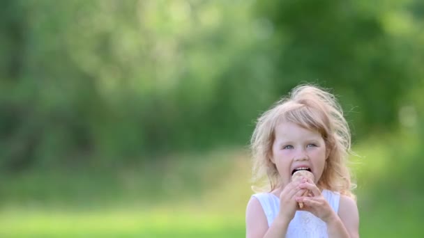 Niña Linda Vestido Verano Blanco Disfrutando Delicioso Helado Niño Con — Vídeo de stock