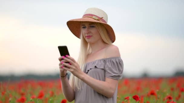 Happy Girl Hat Send Message Standing Blooming Poppy Field Letní — Stock video