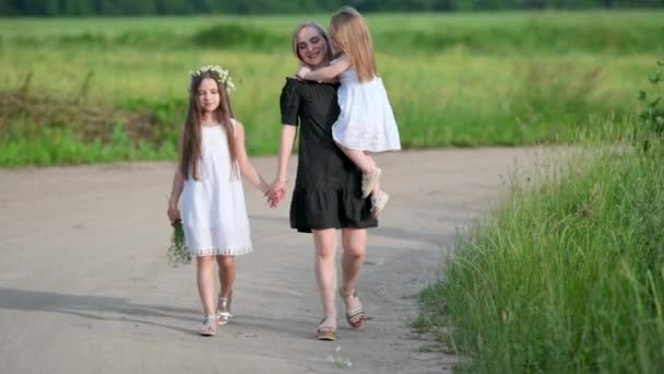 Mãe Com Filhinhas Adoráveis Descanse Campo Feliz Família Caminhando Livre — Vídeo de Stock