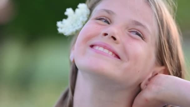 在夏天的公园里 一个穿着裙子的快乐小女孩的特写 可爱的孩子微笑和有乐趣的户外 阳性儿童 快乐童年的概念 — 图库视频影像