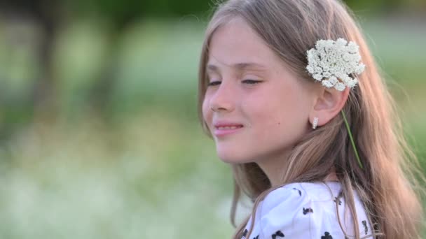 Κοντινό Πλάνο Πορτραίτο Ενός Ευτυχισμένου Κοριτσιού Φόρεμα Ένα Καλοκαιρινό Πάρκο — Αρχείο Βίντεο