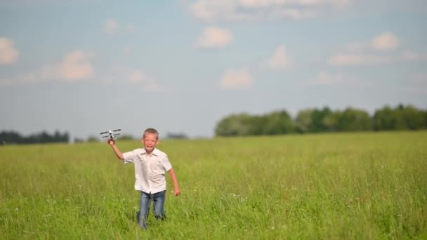 Glad Leende Pojke Barn Med Trä Leksak Flygplan Modell Körs — Stockvideo