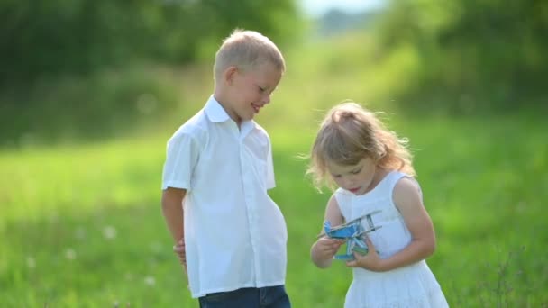 Gelukkig Glimlachende Kinderen Met Houten Speelgoed Vliegtuig Model Spelen Het — Stockvideo