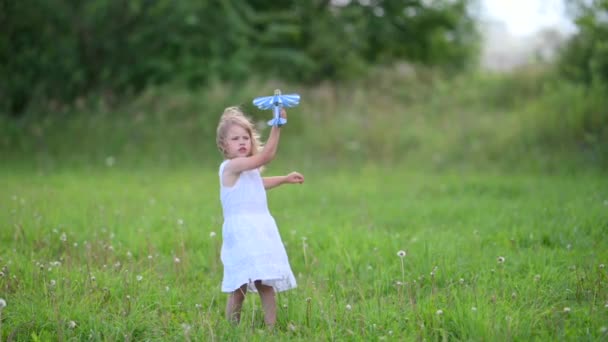 Happy Smiling Girl Wooden Toy Plane Model Draait Een Zomerveld — Stockvideo