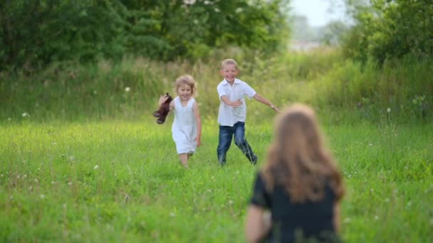 Les Enfants Heureux Courent Joyeusement Dans Les Câlins Maman Jeune — Video