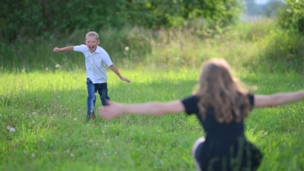 Anya Gyereke Parkban Játszanak Happy Child Anyához Szalad Ölelésben Csókolni — Stock videók