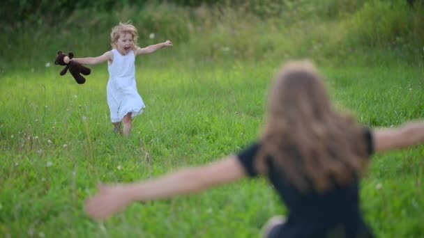 Söt Liten Flicka Vit Klänning Spelar Utomhus Happy Child Springer — Stockvideo