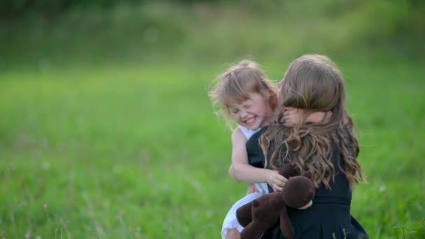 Schattig Klein Meisje Witte Jurk Speelt Buiten Happy Child Runs — Stockvideo