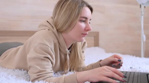 Jovem Trabalha Casa Para Laptop Enquanto Está Deitado Cama Mulher — Vídeo de Stock